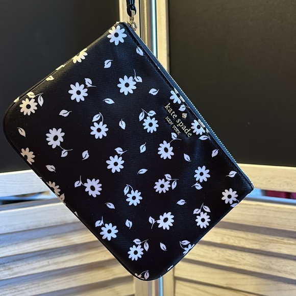 Kate Spade ♠️ Wristlet, Daisy Print.8x5.5, EUC, NCO - Picture 2 of 5